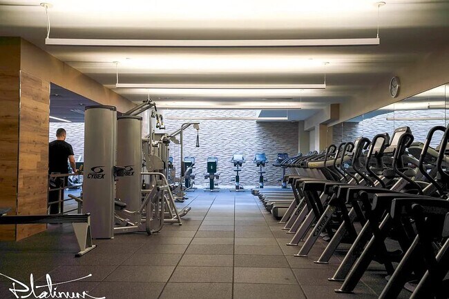 Foto del edificio - 505 W 37th St