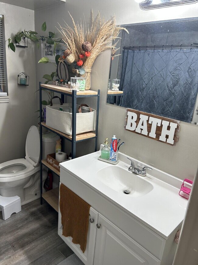 Foto del edificio - "Charming 2-Bed Oasis with 900 Sq Ft of Comfort in Washington Terrace!"