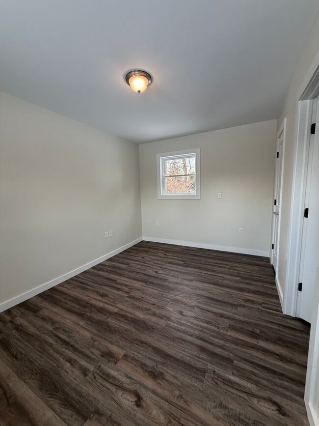 Building Photo - Beautifully remodeled and completed 1 bedroom apartment. FREE MONTH OF RENT!*