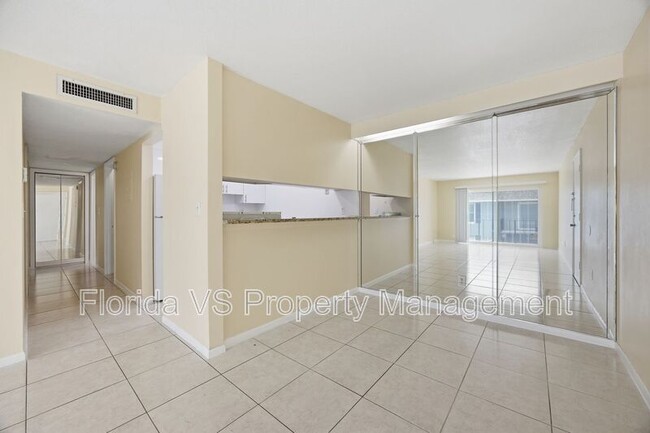 Building Photo - 925 W Oak Ridge Rd