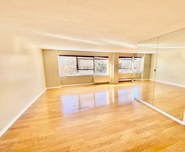 Sala de estar - 10 Hammond Pond Pky