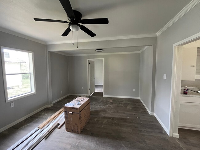 Building Photo - 811 Solomon Ave