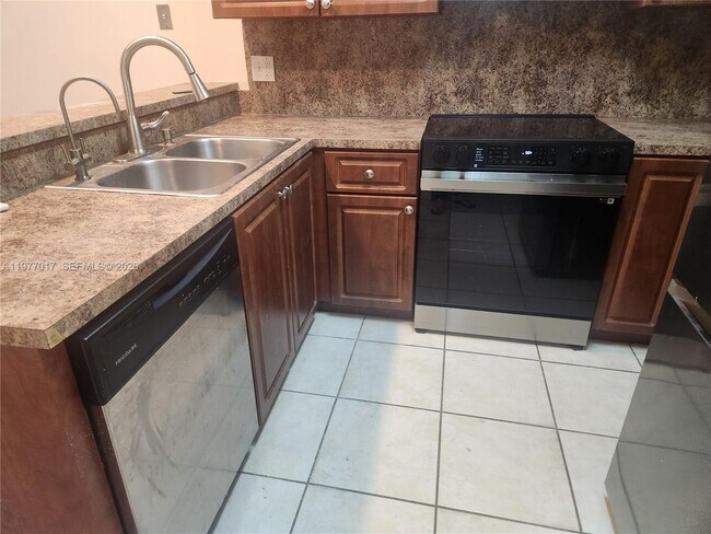 Foto del edificio - 7184 Sportsman Dr