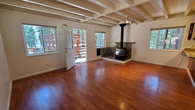 Foto del edificio - LONG-TERM RENTAL: Great Cedar Flat Home with Carport & Gas Fireplace!