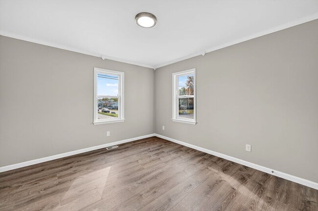 Foto del edificio - 8025 Waddell Ave