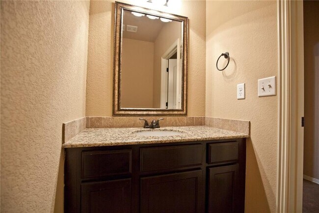 Foto del edificio - 901 Oakwood Ln