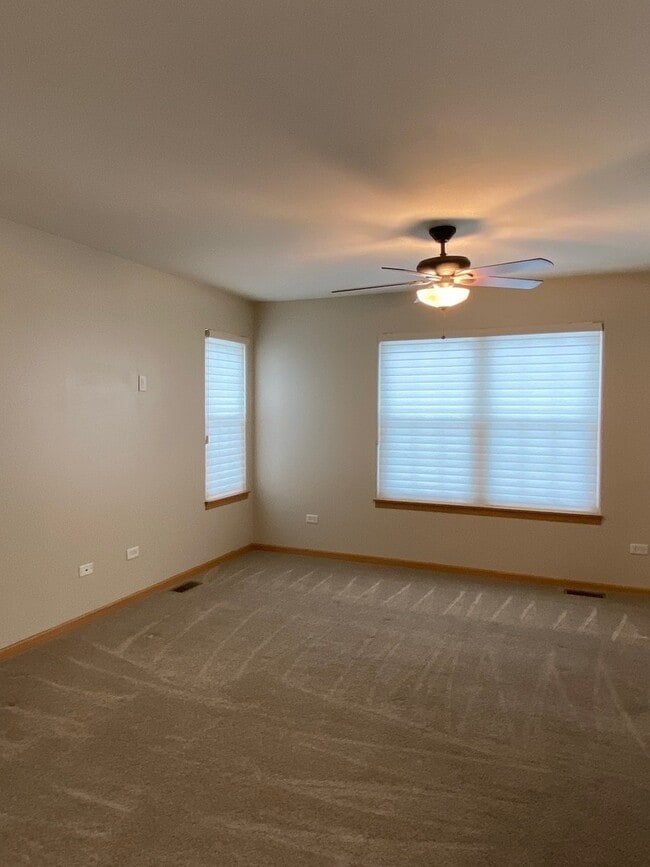 Building Photo - 2735 Canyon Dr