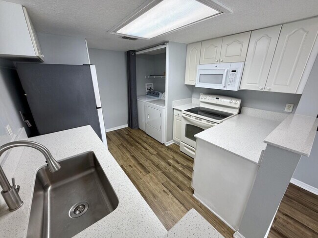 Foto del edificio - Spacious 3-Bedroom, 2-Bath Apartment in Davenport – Utilities Allowance Included