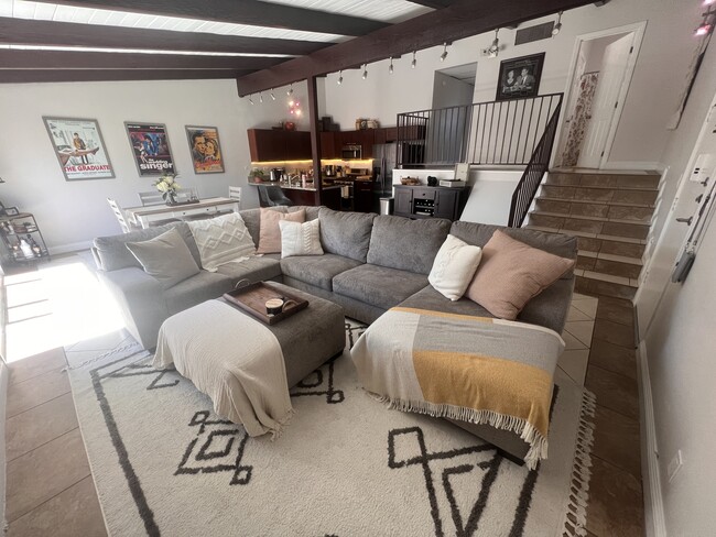 Foto del edificio - 7924 Woodman Ave