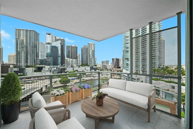 Foto del edificio - 350 S Miami Ave
