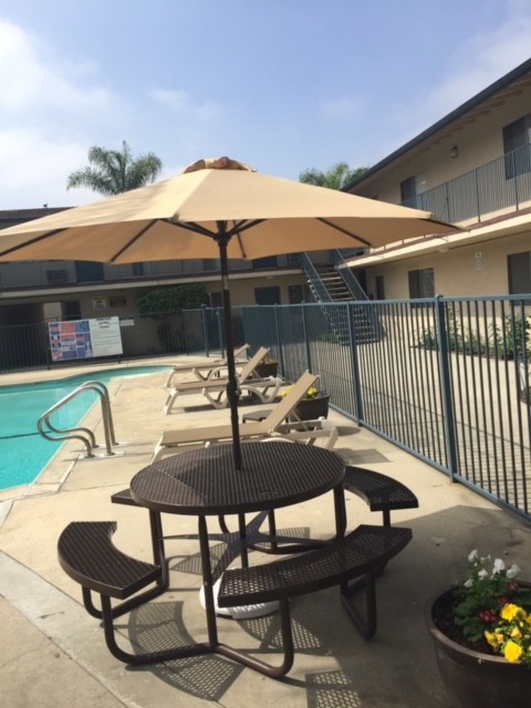 Área de piscina - Covina Palms Apartments