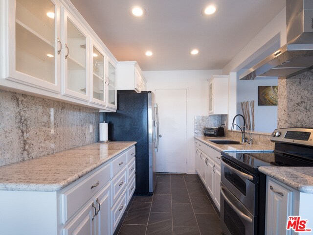 Building Photo - 248 S Doheny Dr