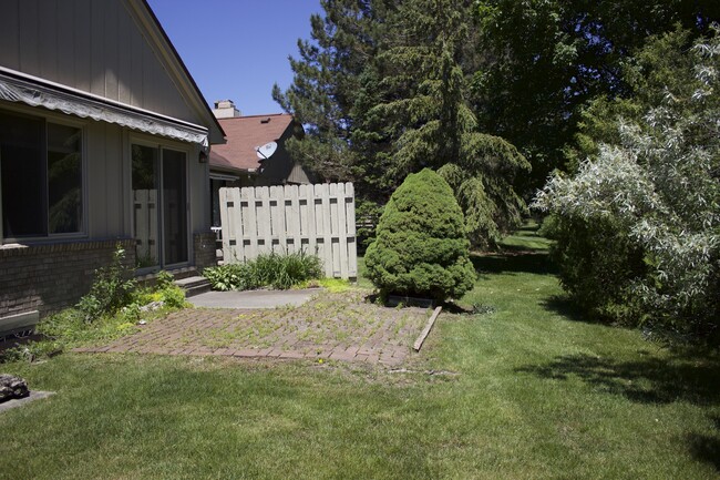 Building Photo - 27800 Evergreen Rd