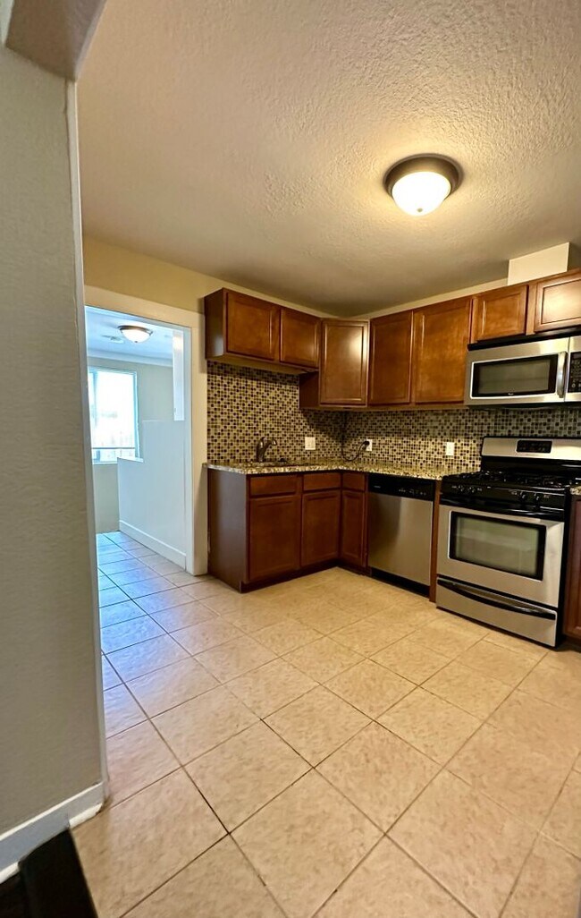 Foto del edificio - 2 Bedroom 1 Bath Duplex Available Mid Augu...