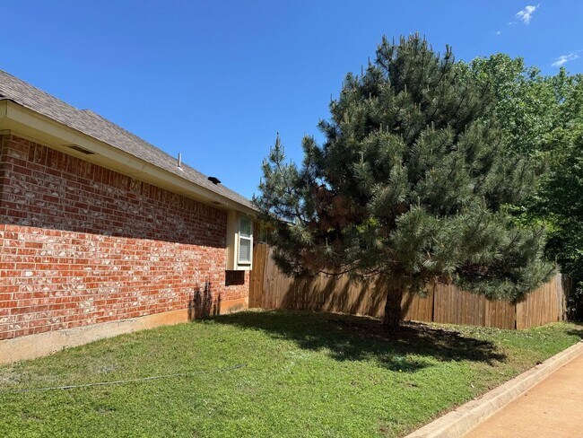 Building Photo - Spacious 4BR House in Oklahoma City & Deer...