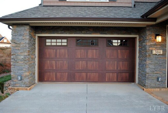 Building Photo - 304 Hunterdale Dr