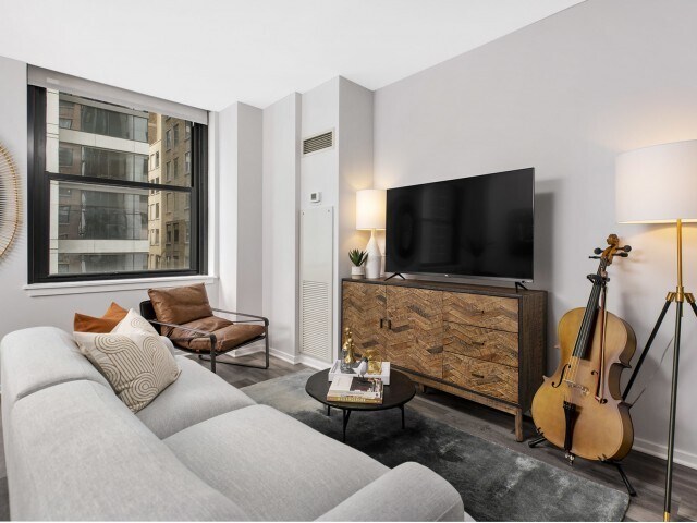 Foto principal - 186 W Lake St