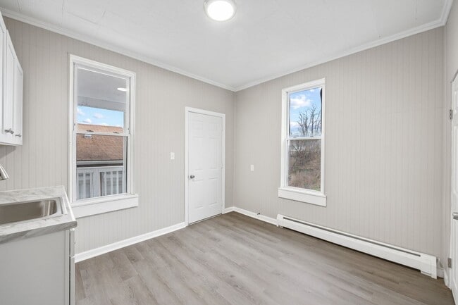 Building Photo - 213 Summit Way