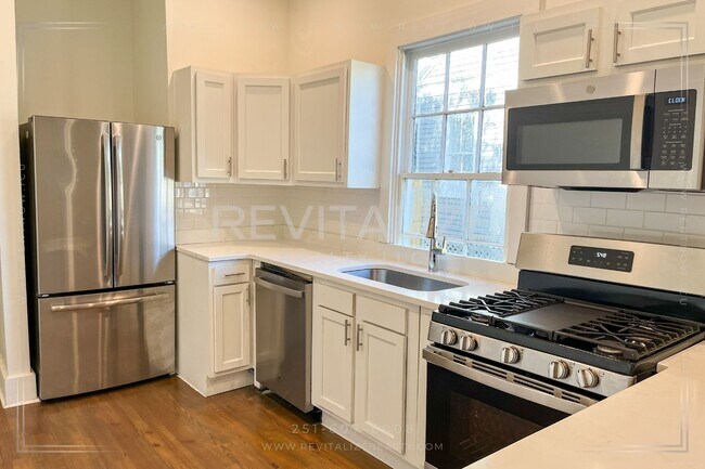 Building Photo - Price Improvement on Cute & Modern Home in...