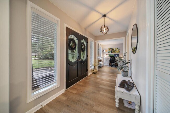 Building Photo - 26715 Maplewood Dr