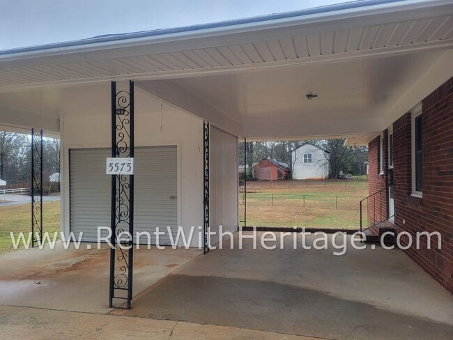 Foto del edificio - GRAMPA'S BUNGELOW - AWESOME BRICK RANCH WITH FULL UNFINISHED BASEMENT / GREAT LOCATION
