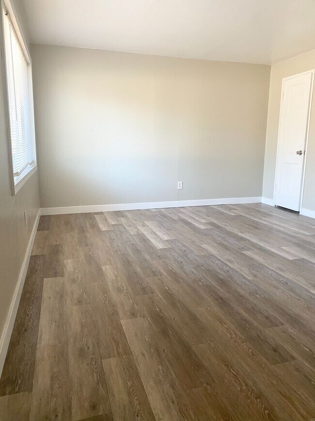 Building Photo - Walk up, 2 Bedroom with a fenced in backya...