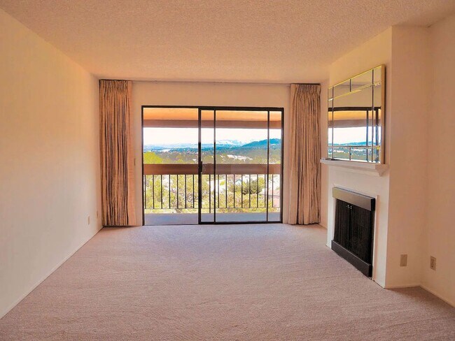 Foto del edificio - Golden Oaks 2 bedroom condo. Sweeping bay views. Rarely available..