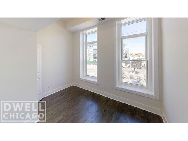 Foto del edificio - 2352 N Clybourn Ave
