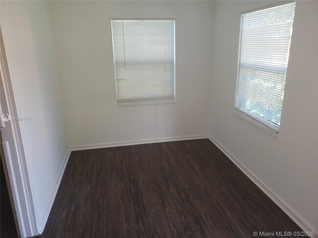 Foto del edificio - 920 NW 22nd Ct