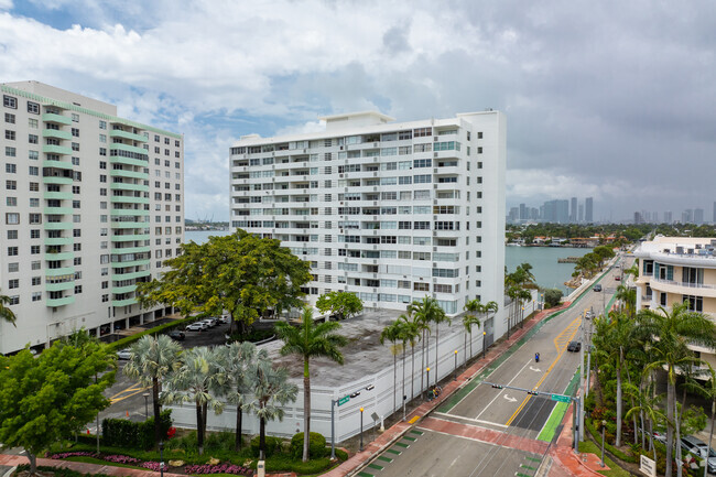 Foto del edificio - Belle Isle Apartment Corporation