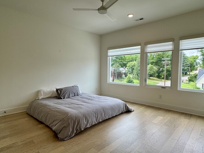 Building Photo - 904 Cahal Ave