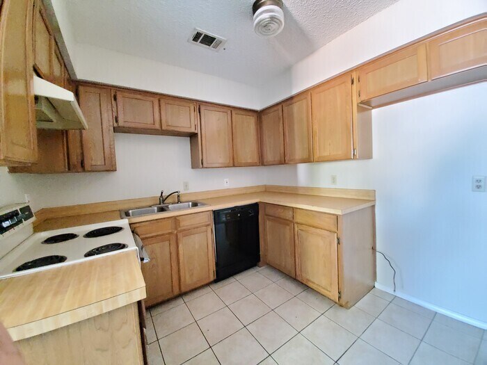 Building Photo - 2 bedroom 2 bath 2 car gargage