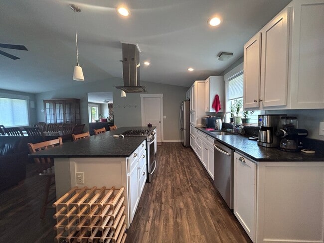 Building Photo - 3 Bedroom 2 Bath home in south Bellingham with a 2-car garage