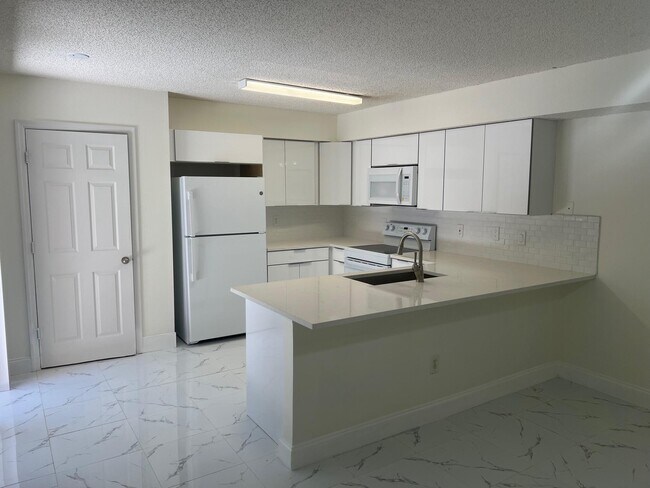 Building Photo - 2212 White Pine Cir