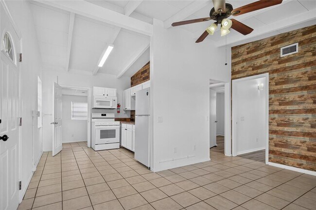 Building Photo - 7508 N Thatcher Ave