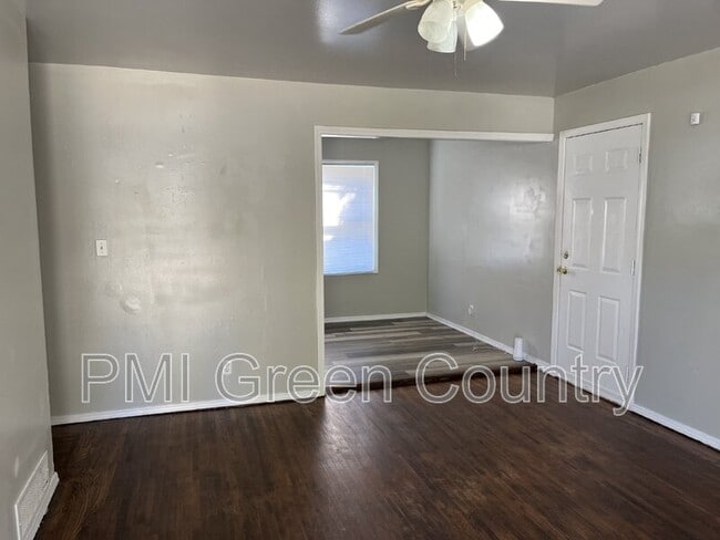 Foto del edificio - 4232 E Young Pl