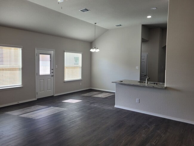 Building Photo - Move-In Ready Luxury Duplex in Converse! Easy Access to Ft. SAM & Randolph AFB