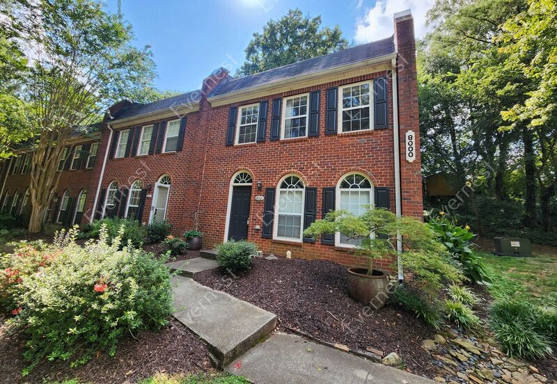 Foto principal - 8002 St Charles Square
