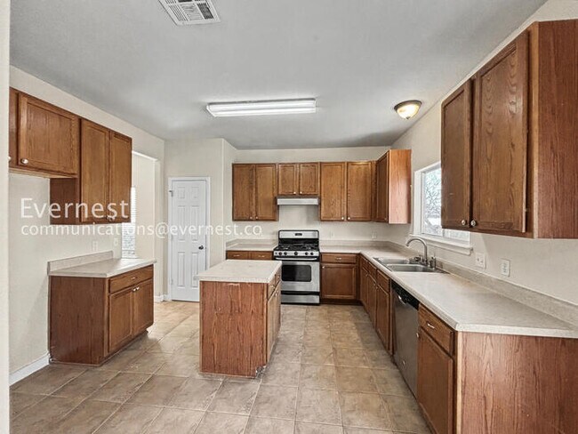 Foto del edificio - Charming 4-Bedroom Haven with Fireplace and Serene Outdoor Living / Pet-Friendly / Available Now!