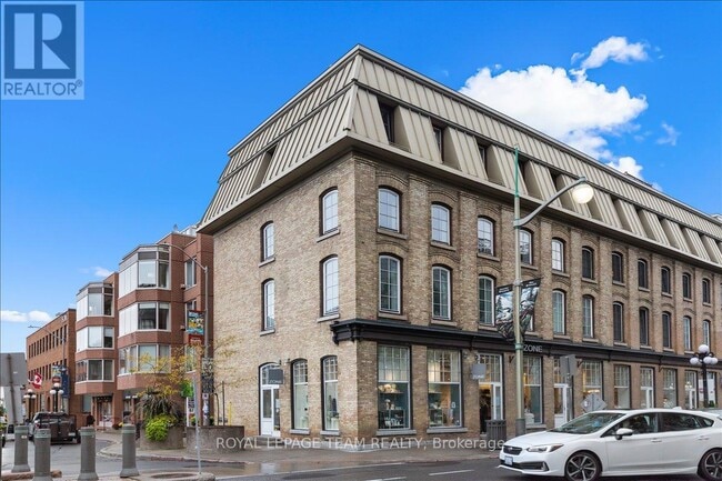 Building Photo - 10-10 Clarence St.