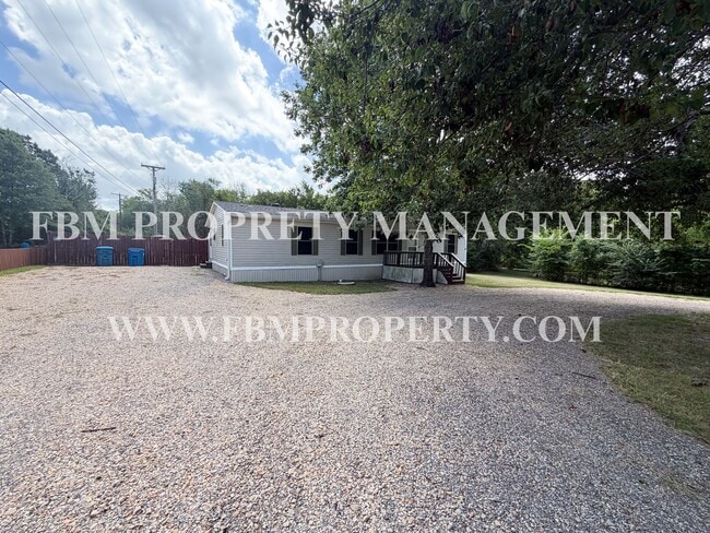 Building Photo - 102 Acres Loop