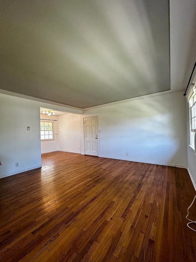 Building Photo - 507 E Maple St