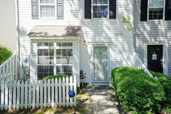 Foto del edificio - Three Bedroom END unit Townhome!