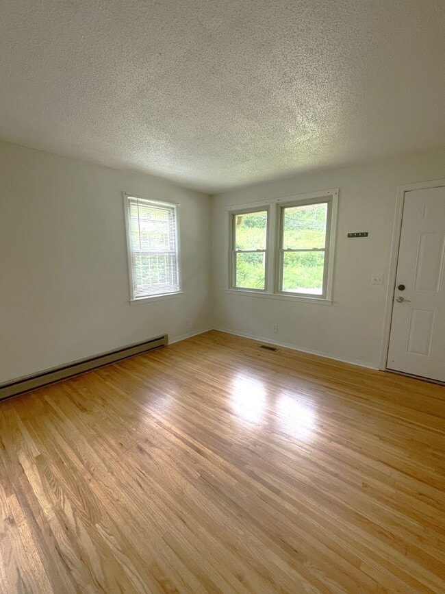 Foto del edificio - Excellent 3 Bedroom Home Minutes from Down...