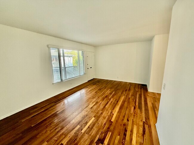 Foto del edificio - 4900 Woodman Ave