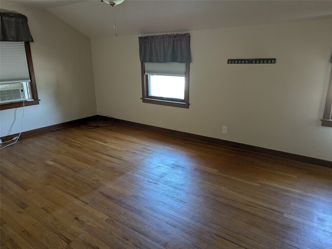 Building Photo - 10 Bidwell St