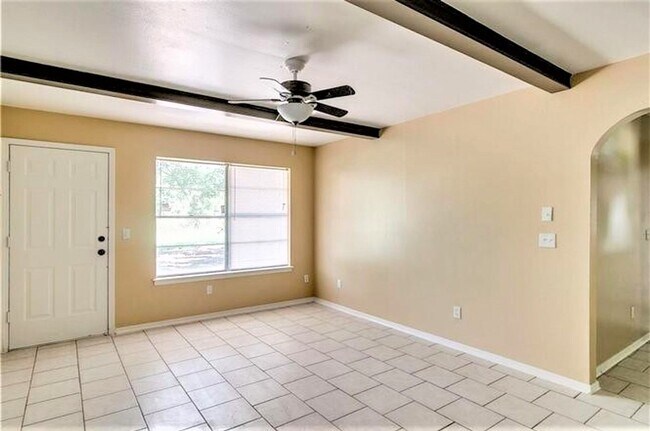 Building Photo - Adorable Home Close to Tinker AFB!!! *** O...