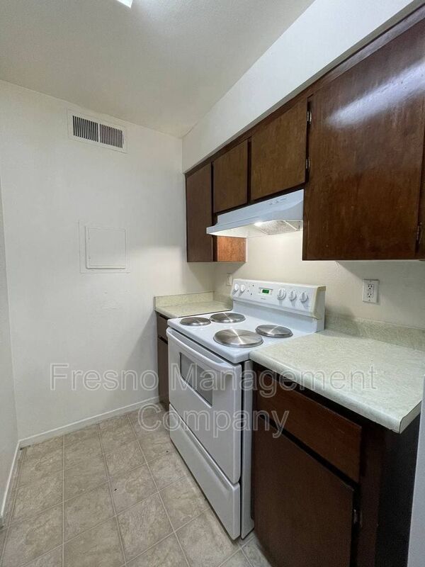 Building Photo - 655 W Ashlan Ave