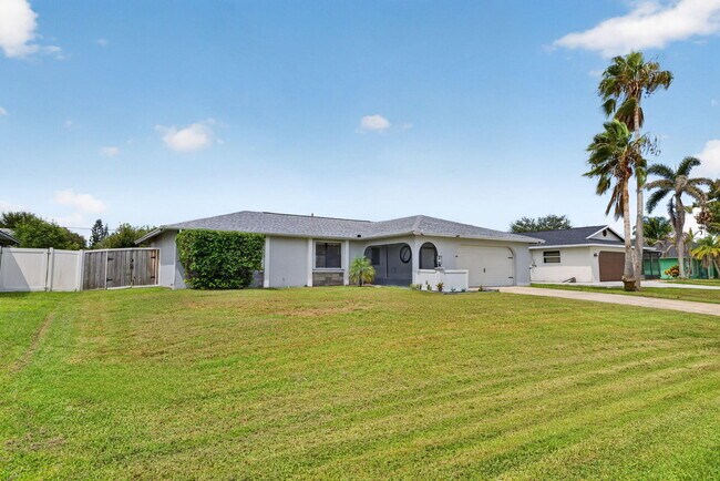 Building Photo - 825 SE Starflower Ave