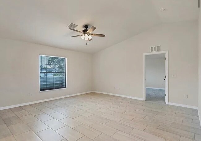 Building Photo - 116 SE 2nd Ave